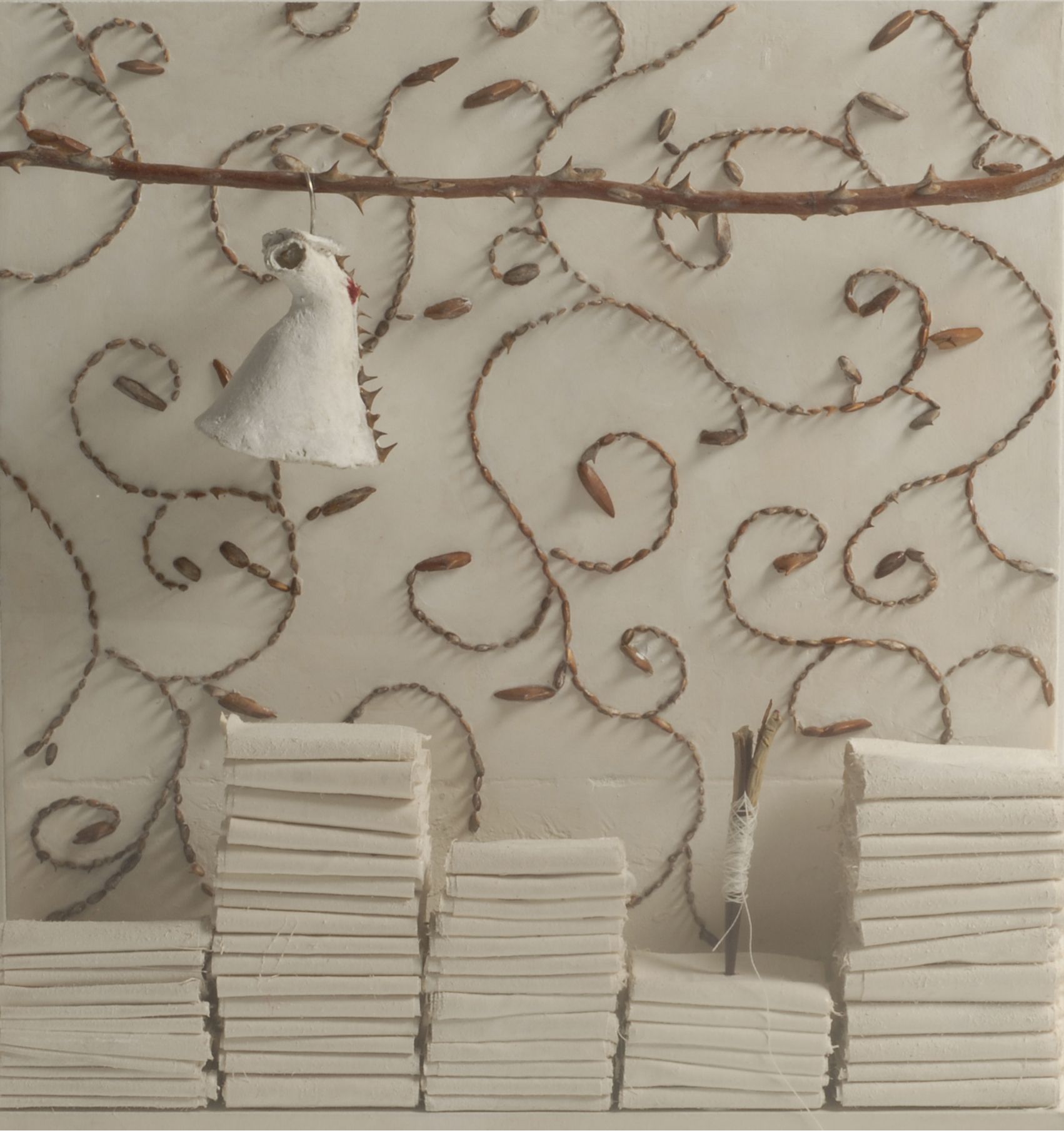 ARMAdillo 19, 2007, gasa, gesso, papel, espinas de rosas,telas, madera, plexiglás, 40 x 28 x 9 cm/Mari Carmen Carrillo