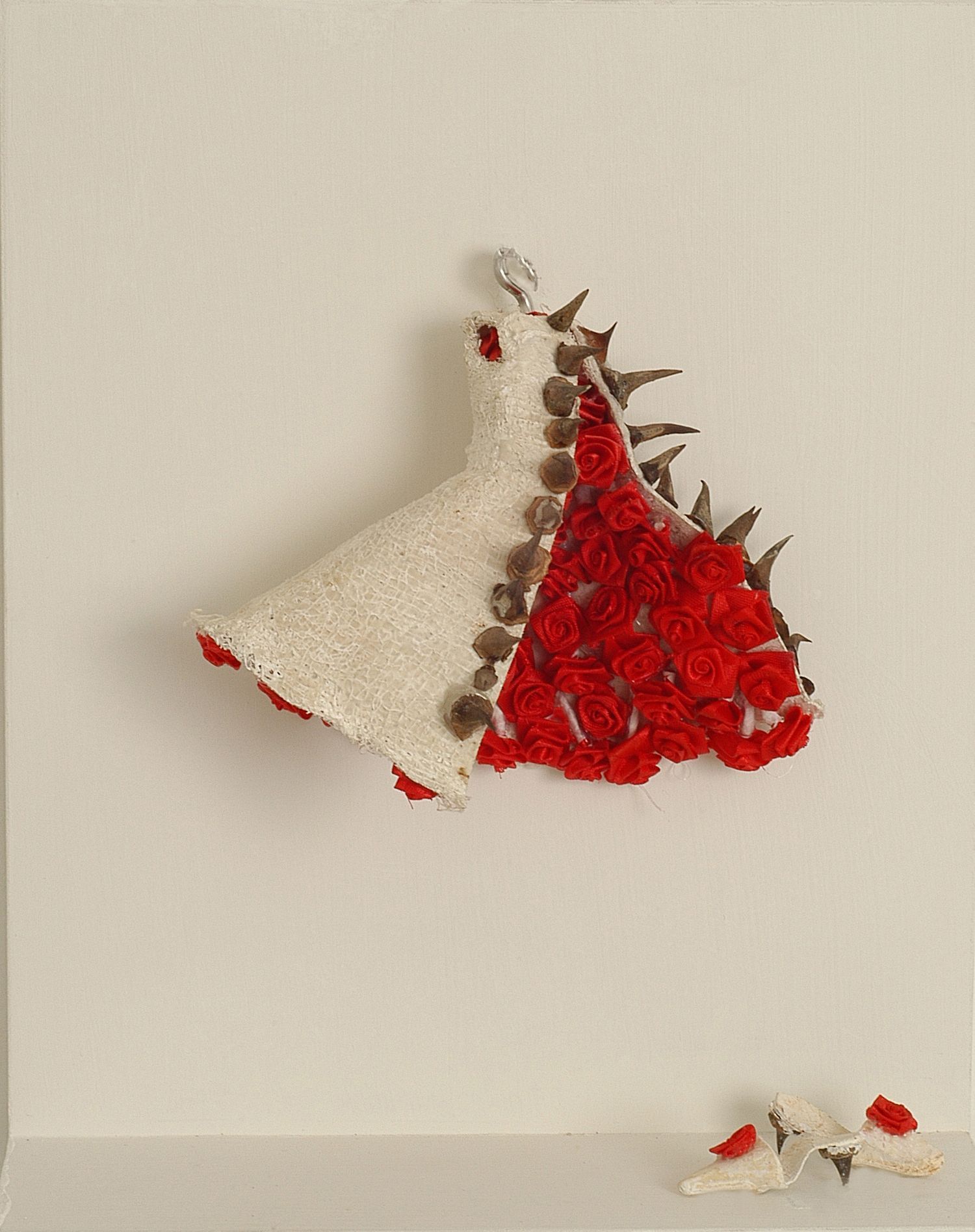 Flamenco, 2005, gasa, gesso, espinas, rosas de tela, plexiglás, madera, 28 x 23 x 10 cm /Mari Carmen Carrillo