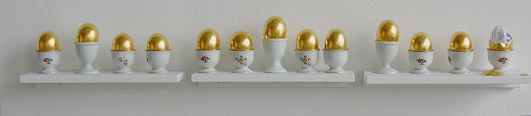 Fábula, 2008, elemento de la instalción ORO, objetos, cascaras, hoja de oro, medidas varibles / Mari Carmen Carrillo