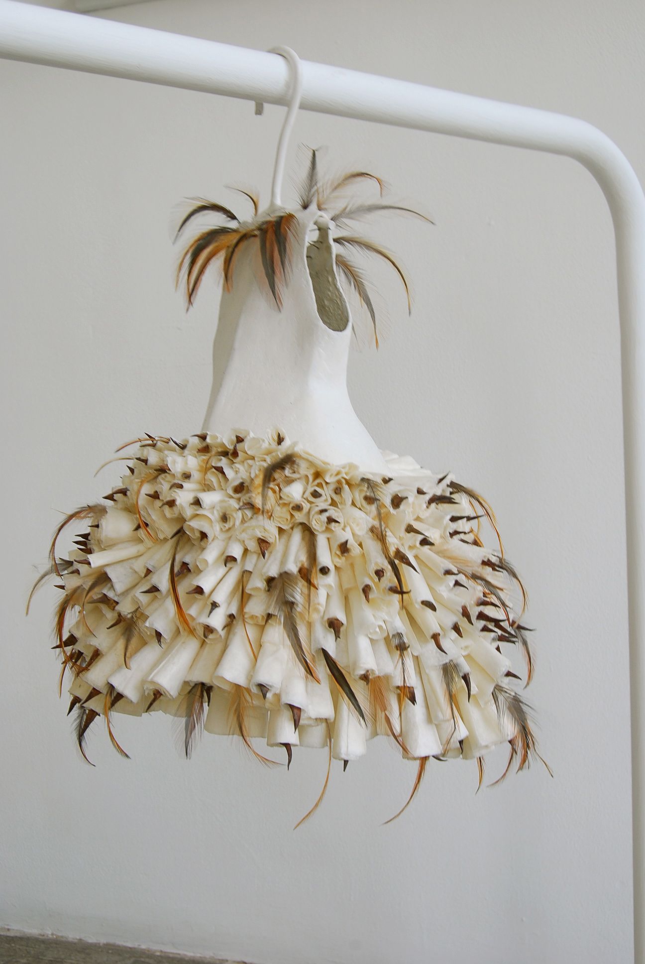 Ave, 2008, elemento de la instalción ORO, gasa, gesso, plumas, espinas vegetales, 50 x 36 x 36 cm/ Mari Carmen Carrillo